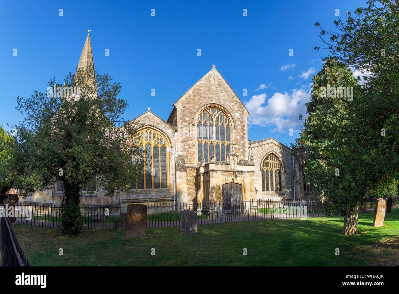 La storica St Helen's chiesa e cimitero, un punto di riferimento a Abingdon-on-Thames, Oxfordshire, sud-est dell'Inghilterra, Regno Unito in una giornata di sole con cielo blu Foto Stock