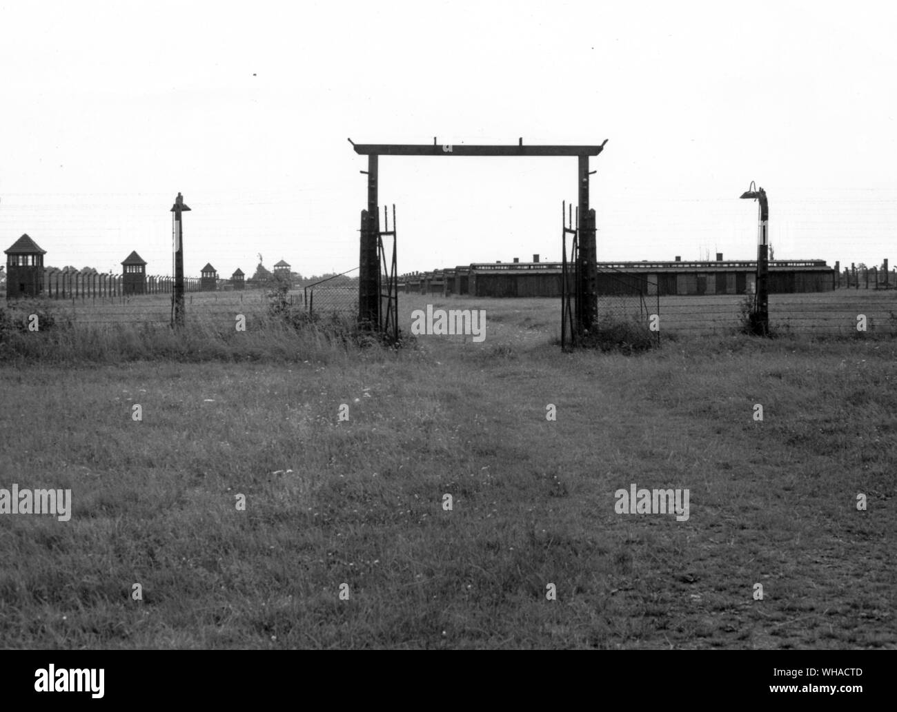 Le torri di guardia filo elettrificata e caserma di Birkenau visto da appena al di fuori del perimetro del nord Foto Stock