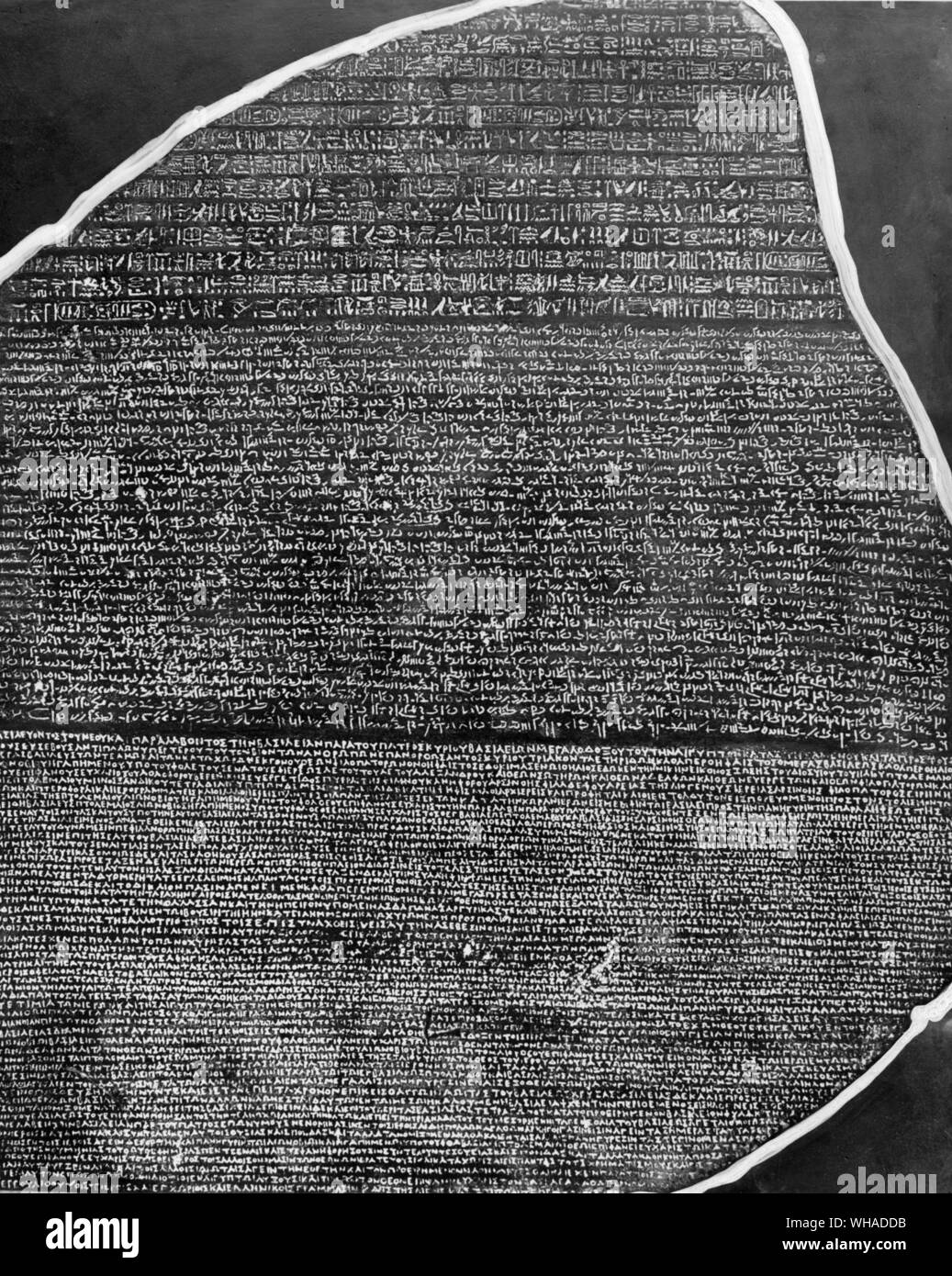 Rosetta Stone. Il nome di Rosetta si riferisce alla svolta cruciale nella ricerca in materia di geroglifici egiziani. In particolare rappresenta la traslazione silenziosa di simboli in una lingua viva che è necessario al fine di rendere tutto il contenuto delle informazioni di questi simboli accessibili.. .. Il nome di Rosetta è attaccato alla pietra di rosette. Si tratta di un compatto lastra di basalto (114x72x28 cm) che è stato trovato nel luglio 1799 nel piccolo villaggio egiziano Rosette (Raschid), che si trova nella parte occidentale del delta del Nilo. Oggi la pietra è conservata al British Museum di Londra. Esso contiene Foto Stock