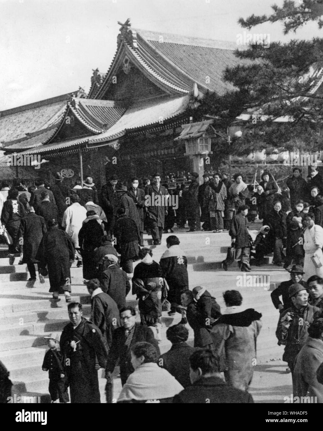 Tenni in Giappone. Folla della grande festa di primavera presso la sede chiesa della setta Tenni Foto Stock