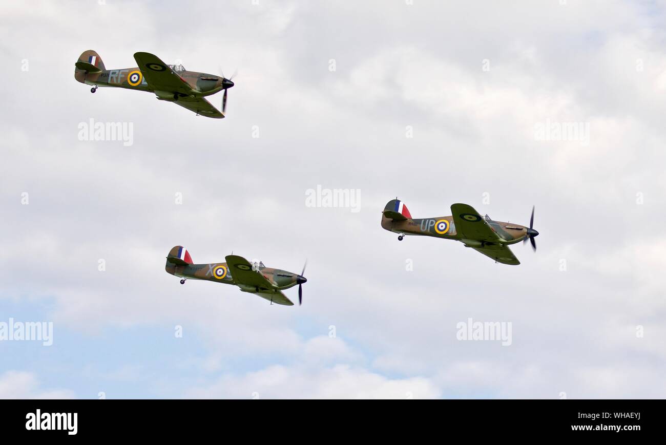 3 Hawker uragani (G-HRLI / G-HURI / G-HUPW) volare in formazione a Shuttleworth Airshow militare il 7 Luglio 2019 Foto Stock