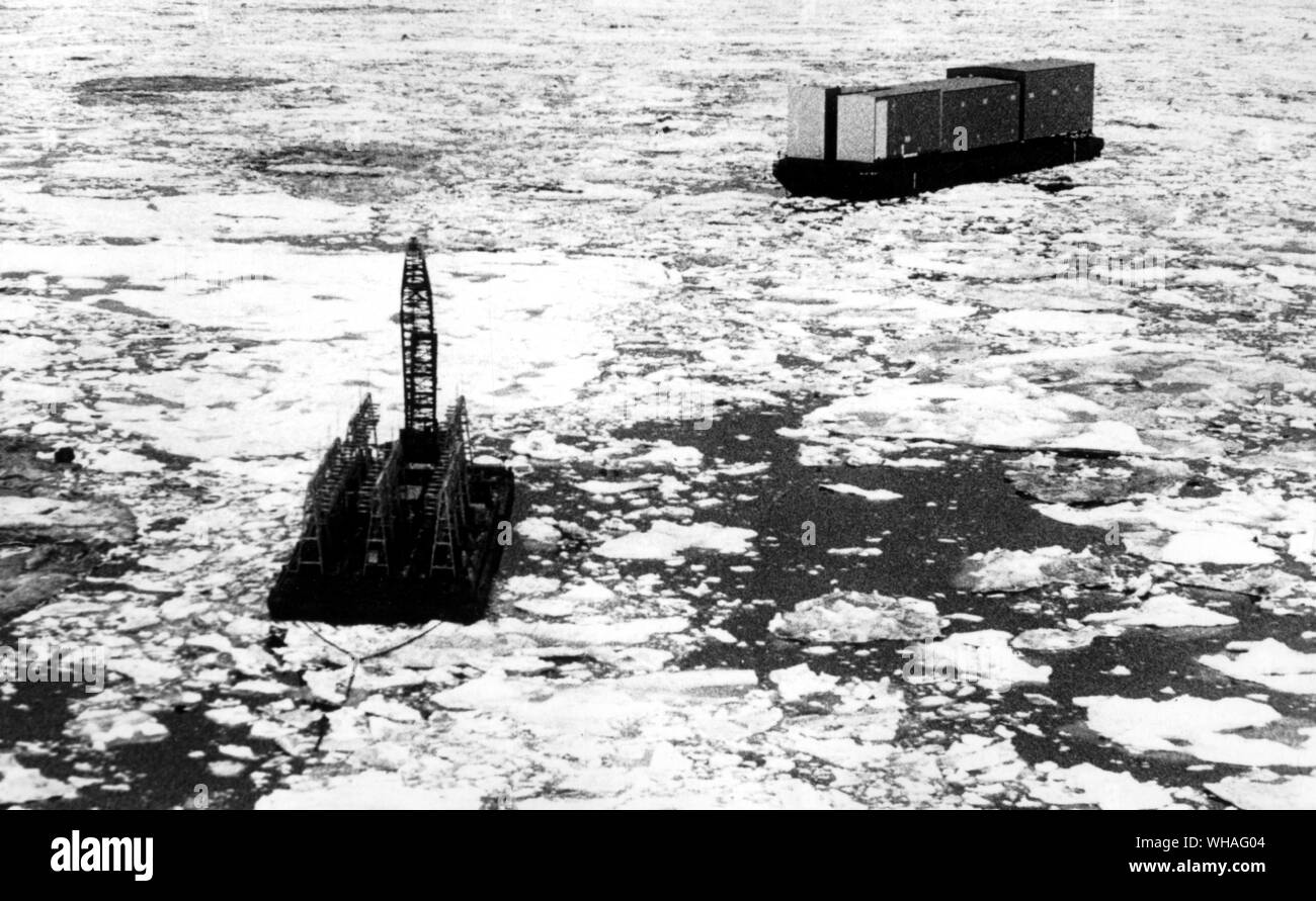 BP in Alaska 1975. Le chiatte che trasportano attrezzature di Prudhoe Bay ritardato dal pack ghiaccio nell'Oceano Artico. Agosto 1975 Foto Stock