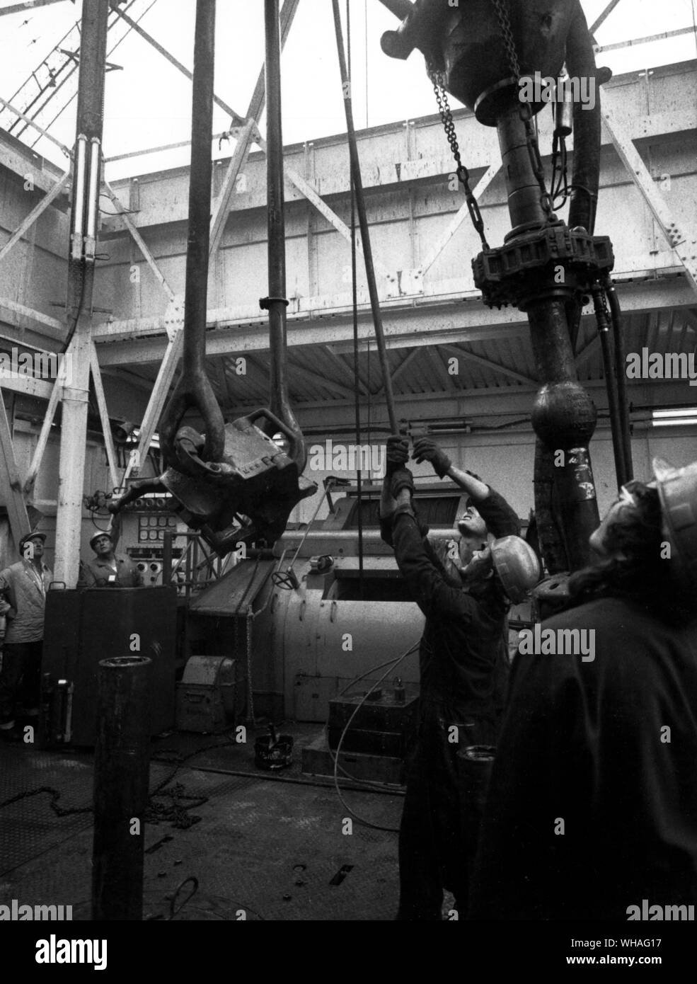 Attività di perforazione sul bordo della piattaforma di produzione FA . Graythorp ( I ) in BP Forties oilfield nel Mare del Nord. 1975 Foto Stock