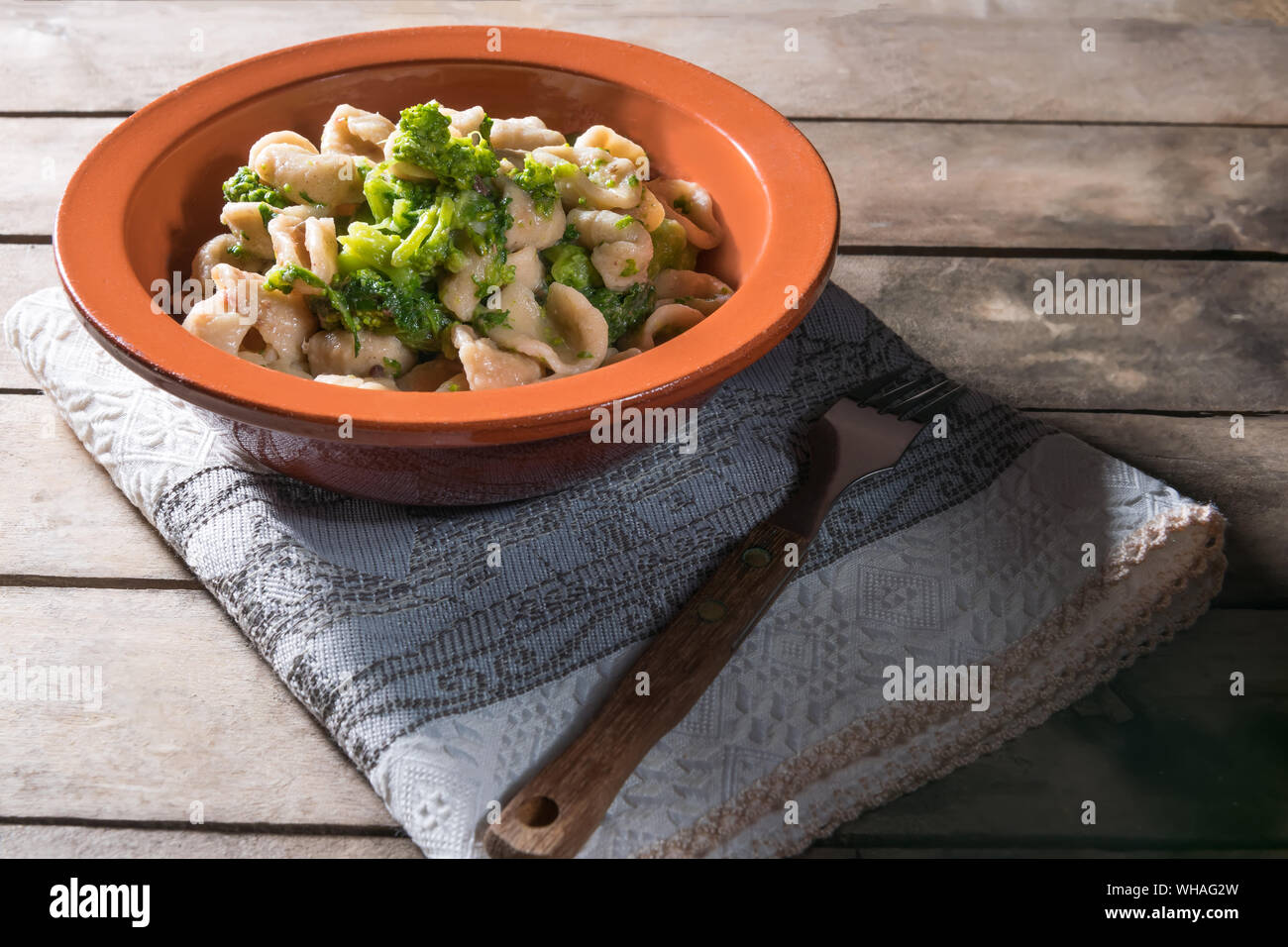 In casa integrali pasta italiana, un piatto tradizionale in Puglia, Italia meridionale, orecchiette con cime di rapa, servita a Bari Foto Stock