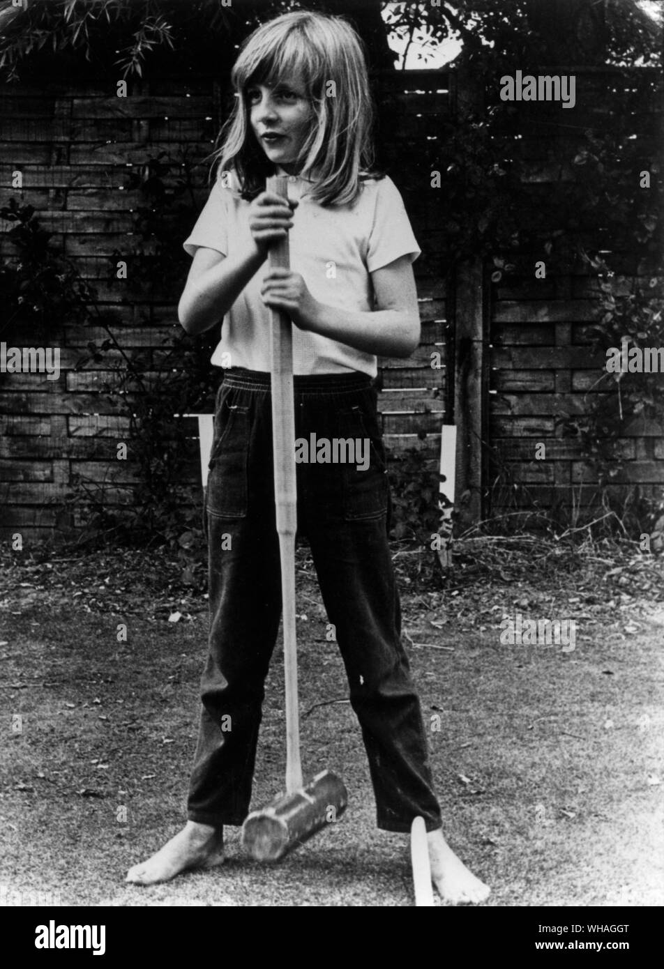 Lady Diana Spencer in estate di 1970, scalzi, presa di un mazzuolo durante una partita di croquet a Itchenor West Sussex Foto Stock