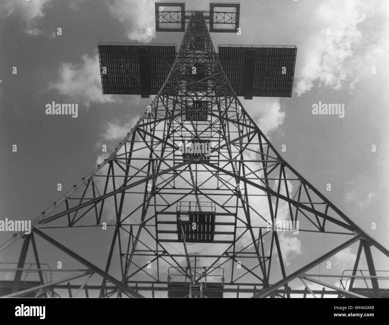 Guardando verso l'alto 360 piedi alto montante su una stazione radar Foto Stock