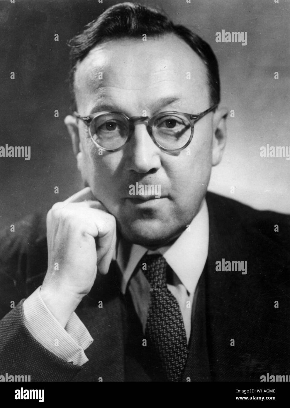 Sir Robert Watson Watt. Nel 1915 Watson-Watt iniziato come un meteorologo presso il Royal Aircraft Factory a Farnborough con lo scopo di applicare la sua conoscenza della radio per individuare possibili temporali in modo da fornire le avvertenze per gli avieri. Durante questo periodo Watson-Watt riconosciuto la necessità di disporre di un metodo rapido di registrazione e la visualizzazione di segnali radio e nel 1916 egli ha proposto l'uso di cathode ray oscilloscopi per questo scopo, tuttavia questi non saranno disponibili fino al 1923. Foto Stock