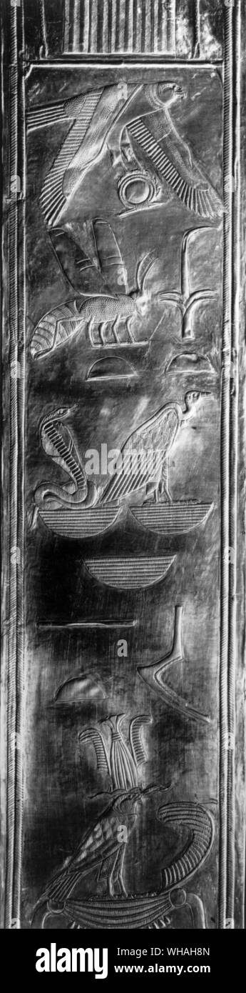 Dettaglio di una delle iscrizioni sollevata sul foglio di copertura in oro uno dei montanti del tettuccio della regina Hetepheres. Iv dinastia Foto Stock