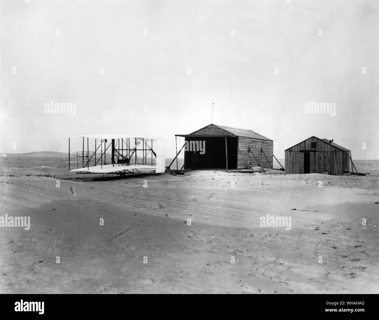 I fratelli Wright di intentato aereo fuori il Kitty Hawk hangar il 24 novembre 1903, 23 giorni prima del suo storico primo volo Foto Stock