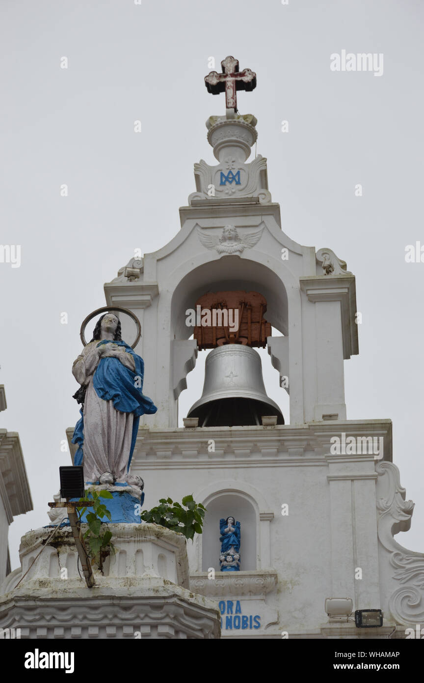 La statua di Maria e la campana agostiniana a Nostra Signora dell Immacolata Concezione di Maria la Chiesa. Panaji, Goa, India. Foto Stock