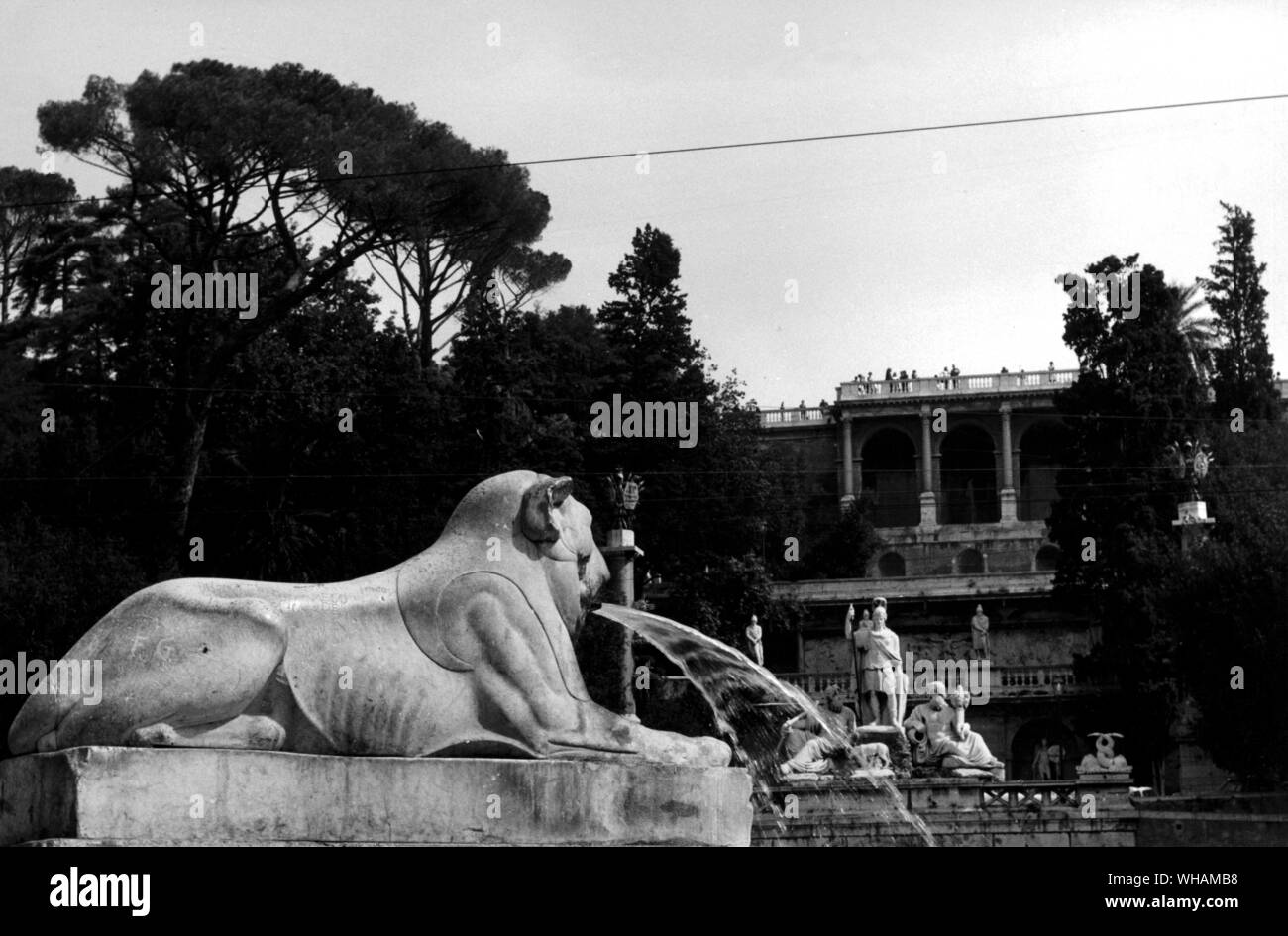 Fontana nella Piazza del Popolo. Lion Foto Stock