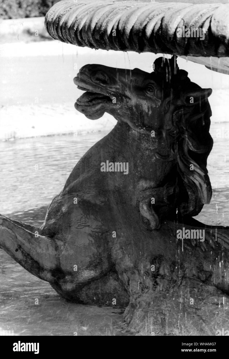 Il getto centrale della Fontana dei cavalli marini nei giardini di Villa Borghese Foto Stock