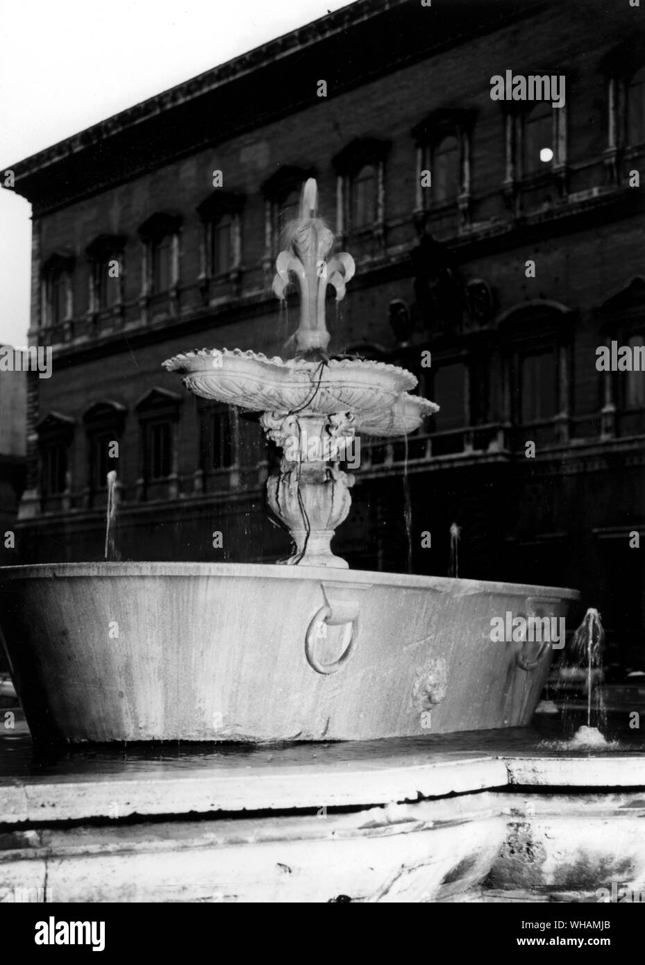 Uno dei Romani vasche da bagno in Piazza Farnese Foto Stock