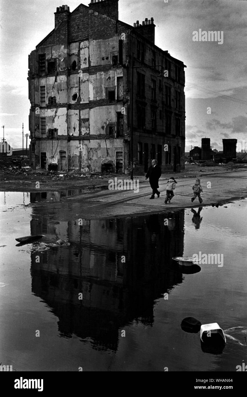 Le cattive condizioni abitative, interna della città di decadimento. Glasgow Foto Stock