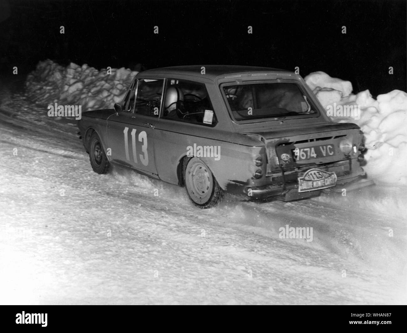 Rosemary Smith di Dublino e la sua Hillman Imp co conducente Margaret Mackenzie di Dundee sul Col de Turini. Il trentaquattresimo Rally di Monte Carlo Gennaio 1965 Foto Stock