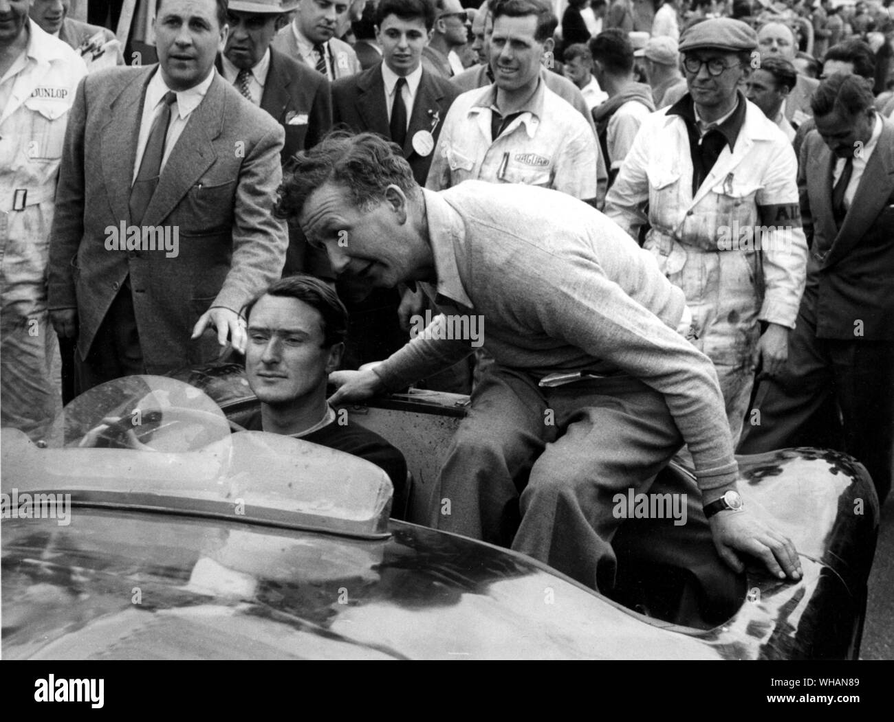 Ian Stewart e Peter Whitehead dopo la guida della loro jaguar in quarto luogo Le Mans 1953 Foto Stock