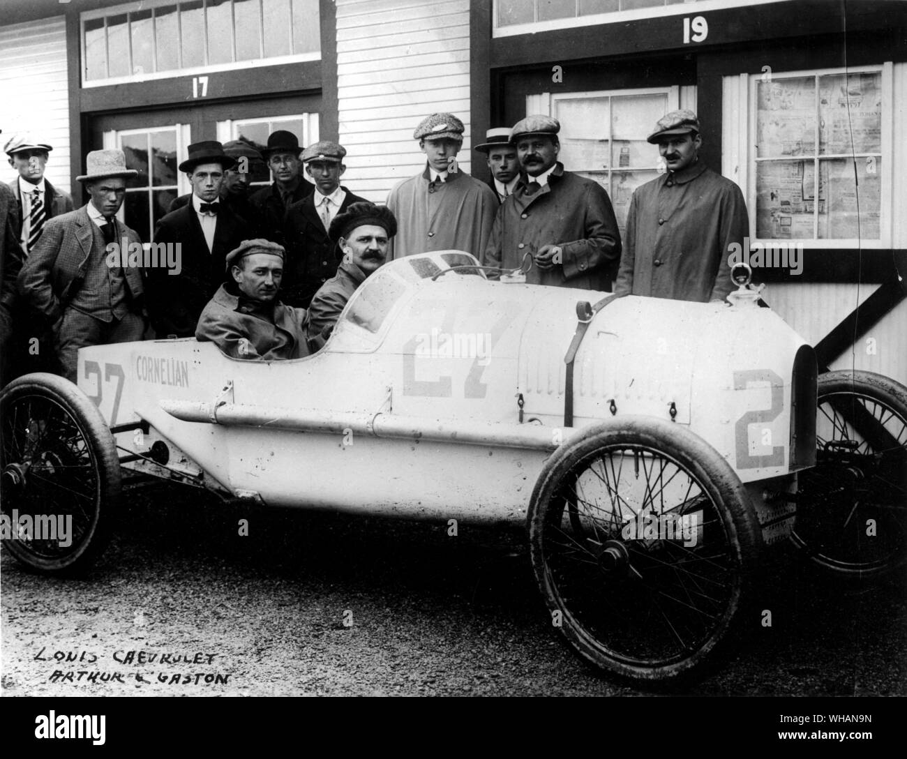 Arthur e Gaston Chevrolet (con baffi) stare dietro come Louis Chevrolet è al volante di un 1915 Corniola Foto Stock