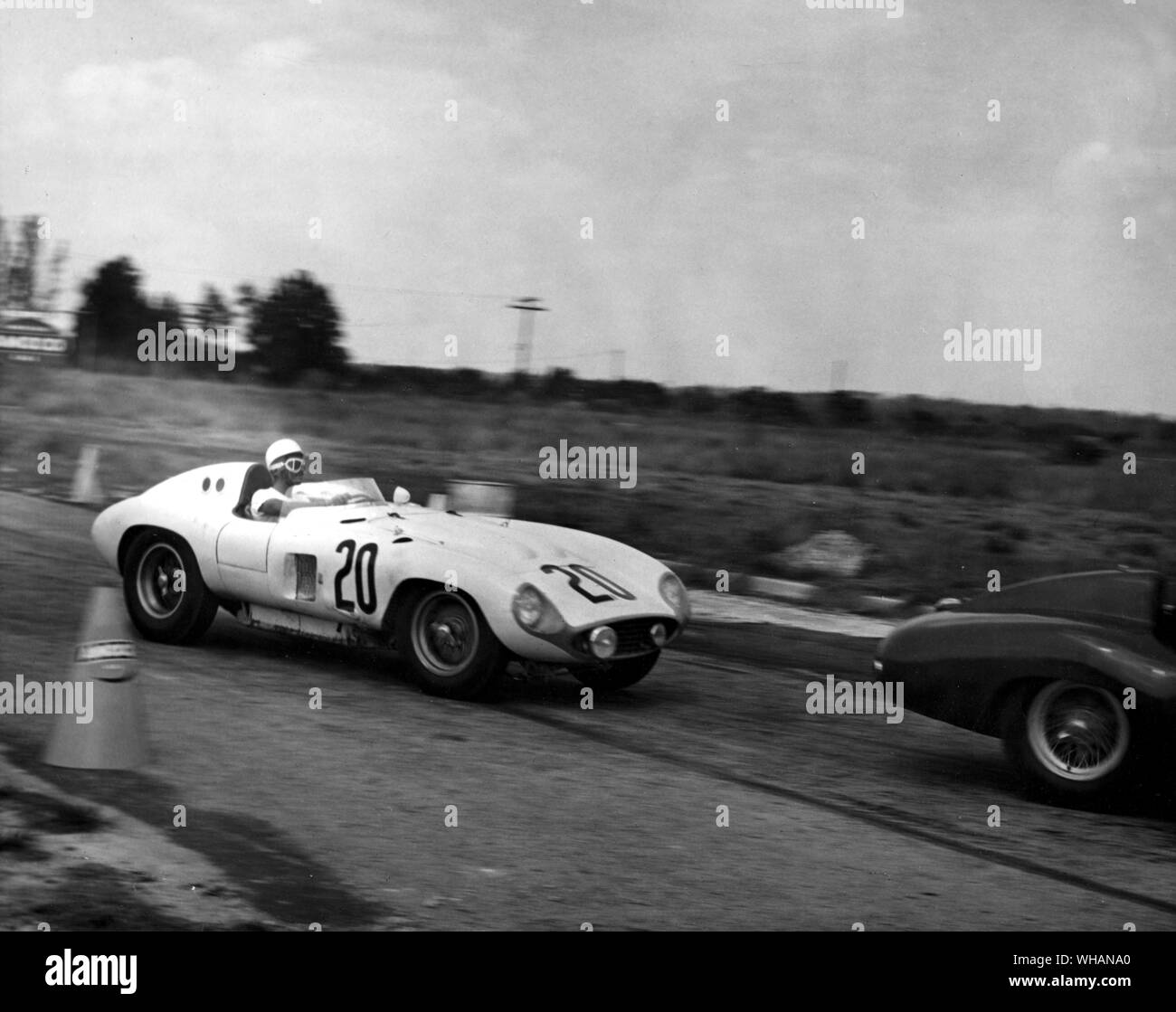 Driver americano Phil Hill in 3,5 Ferrari sul corso di Sebring la 12 ore di corsa in auto in Flordia 24 marzo 1956. Foto Stock