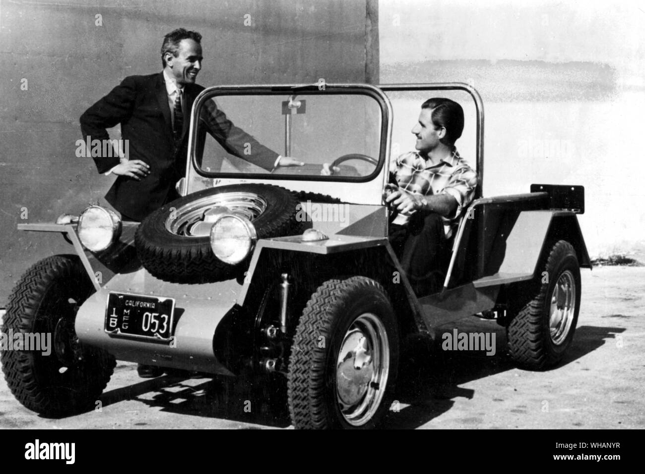 Graham Hill al volante di una Volkswagen EMPI 1964 al Riverside, California nel 1964 Foto Stock