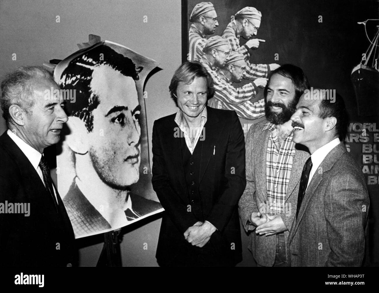 Attore Jon Voight annuncia con la sua co-produttore Robert Schaffel, diritto di Voight, che Voight Schaffel produzione produrrà il film il Raoul Wallenberg storia, durante una conferenza stampa a Los Angeles. Wallenberg il fratellastro Guy Von Dardels visiting professor presso la Stanford, sinistra e presidente di CBS Film teatrale, Donald Marzo, ridere durante la conferenza. Voight giocherà Wallenberg nella pellicola.. 8 aprile 1981 Foto Stock
