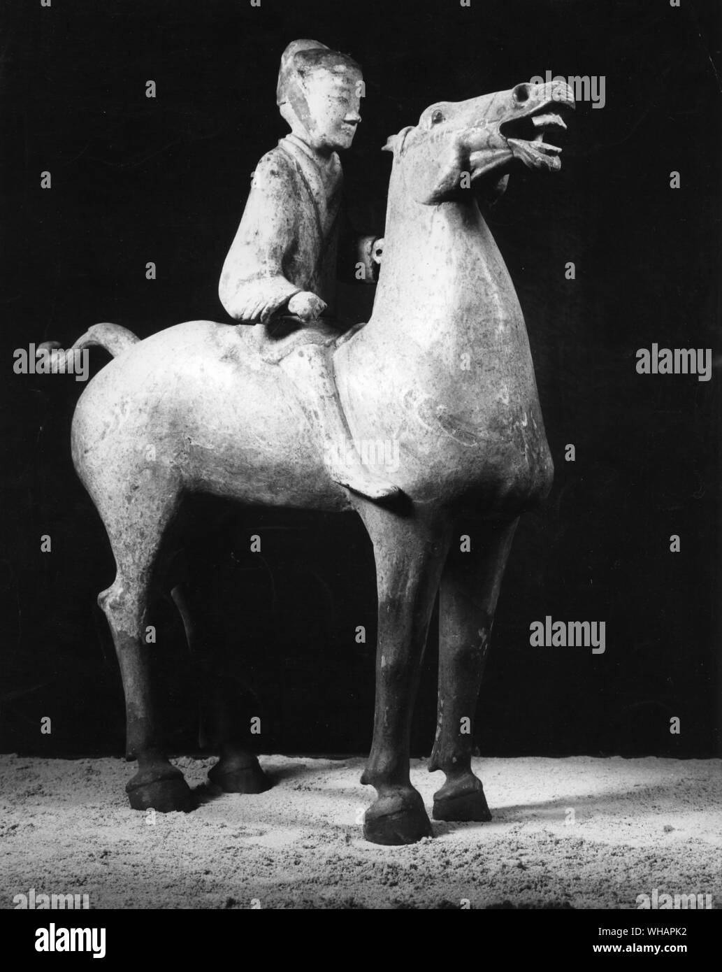 Ceramiche la figura del cavallo e cavaliere. Scavati nel 1965 a Hsien yang, Shensi. Altezza 65cm per 68,5 cm. Dinastia Han occidentali del I secolo A.C. Foto Stock