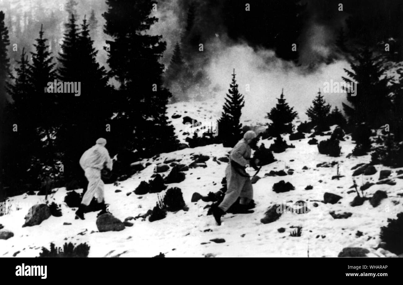 Il personale in fase di addestramento militare in corrispondenza di una guardia di frontiera post nelle montagne del sud della Russia. Giovani provenienti da Mosca, Fronze, Penza, Kursk e altre città sovietica stanno facendo un tour di dazio qui.. A guardia della sovietica frontiera meridionale Foto Stock