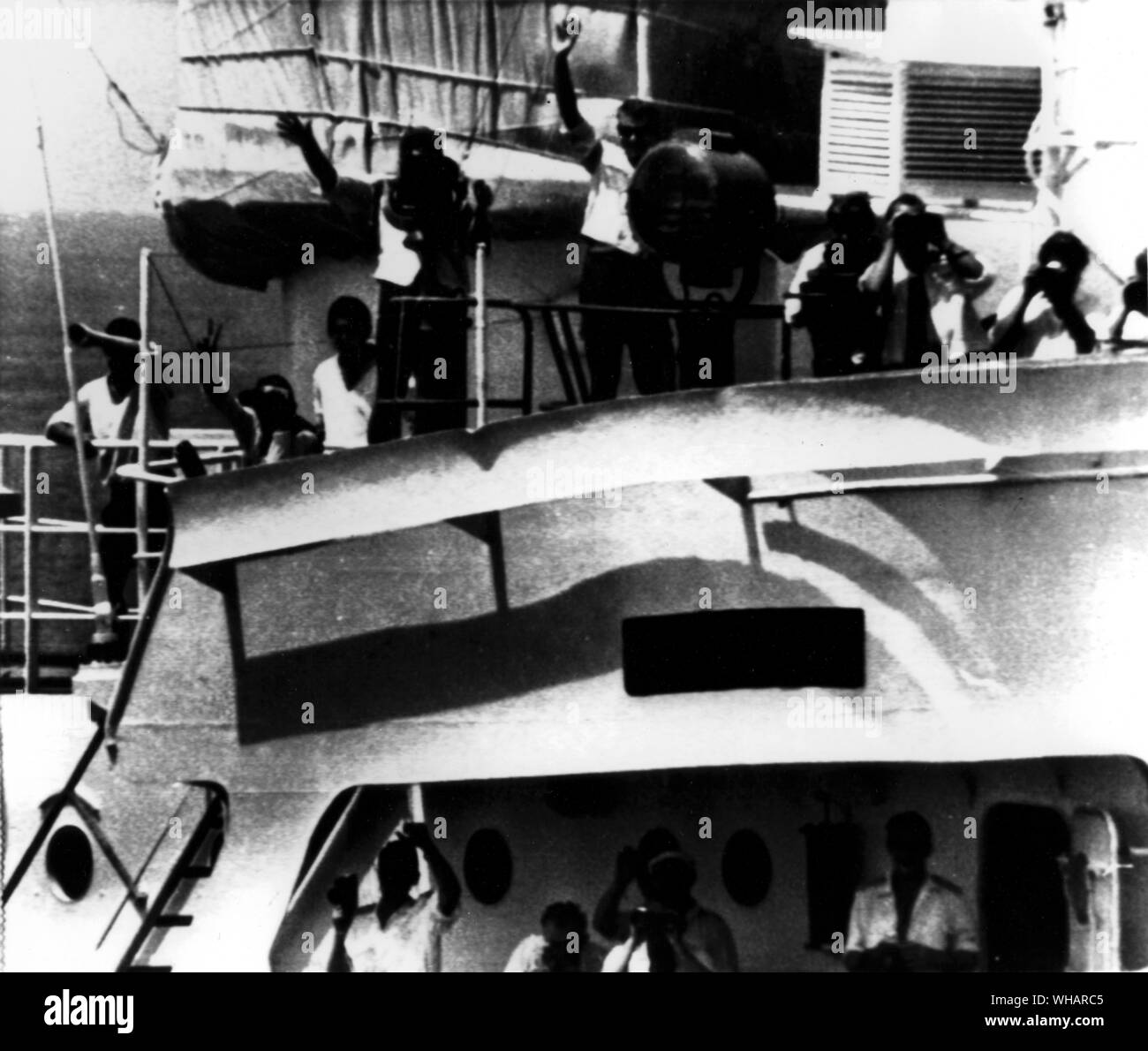 Equipaggio del Soviet Spy nave onda Laptev e scattare foto quando la nave si avvicinò a entro 80 cantieri di marina una nave di supporto, l'USS Isola di osservazione. L'approccio è stato realizzato dopo il noi sommergibile nucleare James Madison ha lanciato con successo il Poseidon i missili per la prima volta dal subacqueo. Un Americano cacciatorpediniere di scorta ha reso la Laptev mantenere 3.000 iarde di distanza dal lancio. La nave sovietica più tardi ha fatto un tentativo non riuscito di recuperare i detriti di lancio. Foto Stock