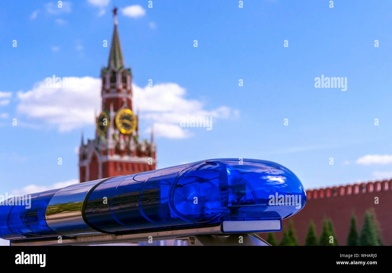 Blu sirena della polizia contro lo sfondo del Cremlino a Mosca. Lampeggiatore di polizia sullo sfondo della torre Spasskaya del Cremlino di Mosca. Foto Stock