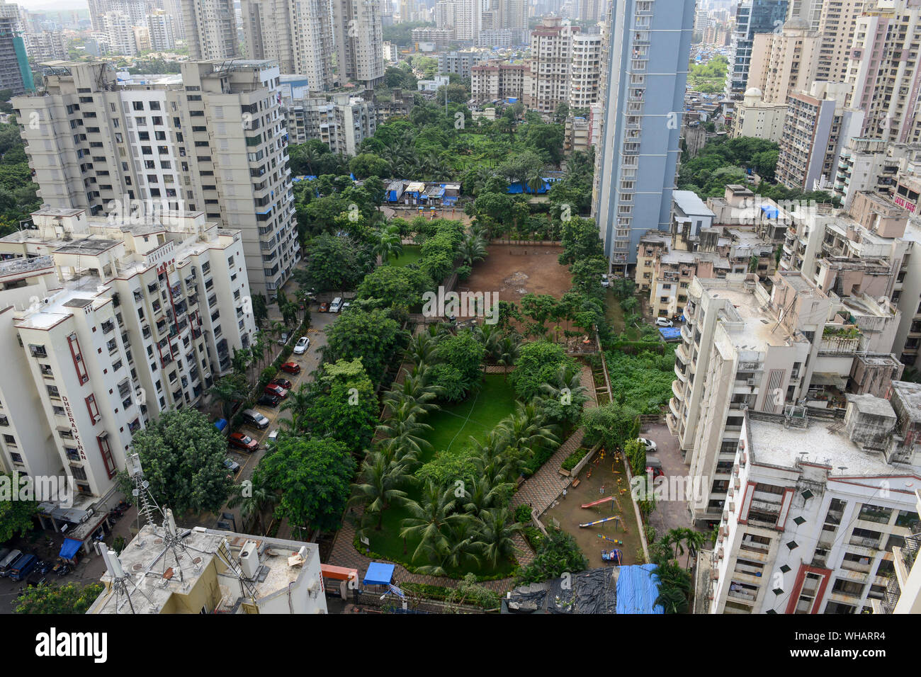 INDIA, Mumbai, grattacielo nel sobborgo Goregoan Foto Stock