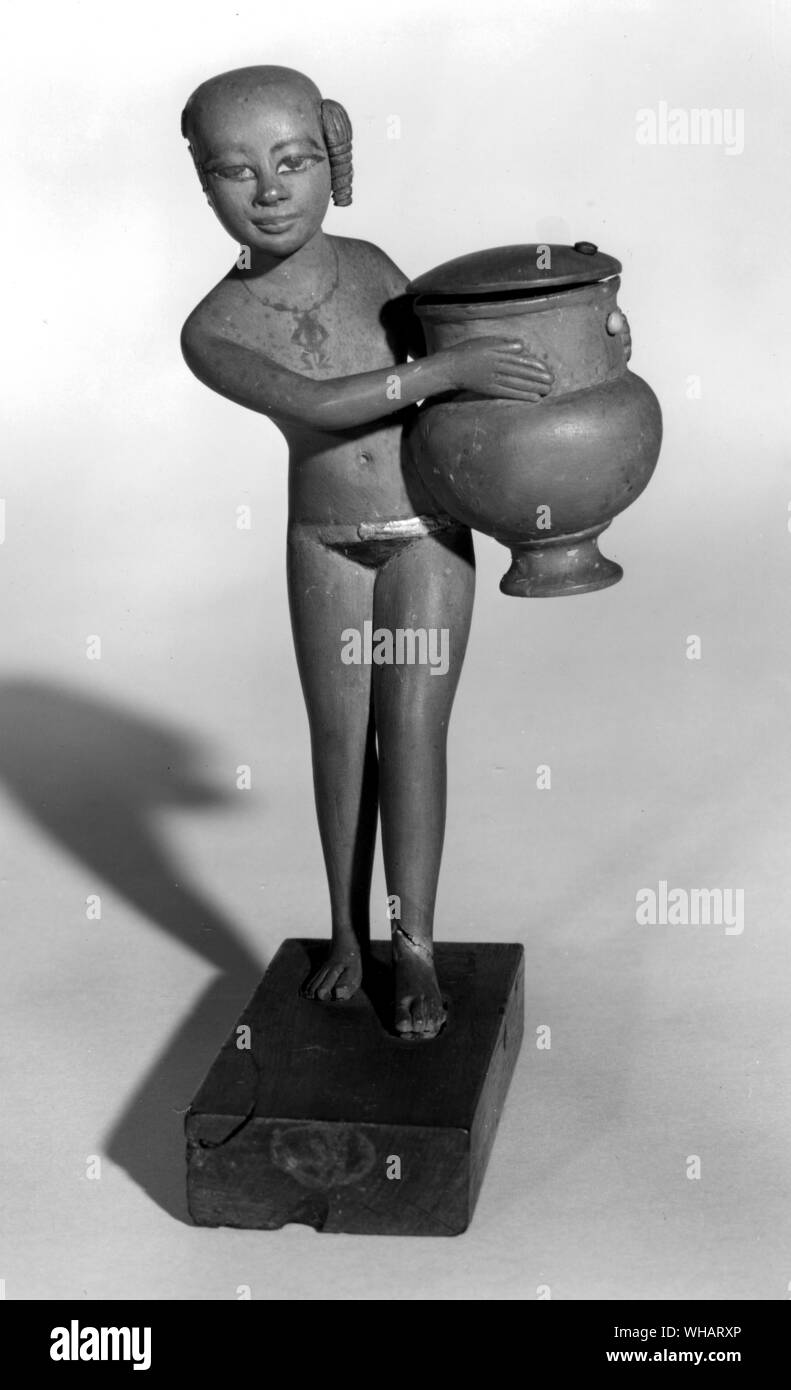 Bosso egiziano figurina di una ragazza il sollevamento di un vaso. Nuovo Regno, XVIII dinastia c 1370 BC Foto Stock
