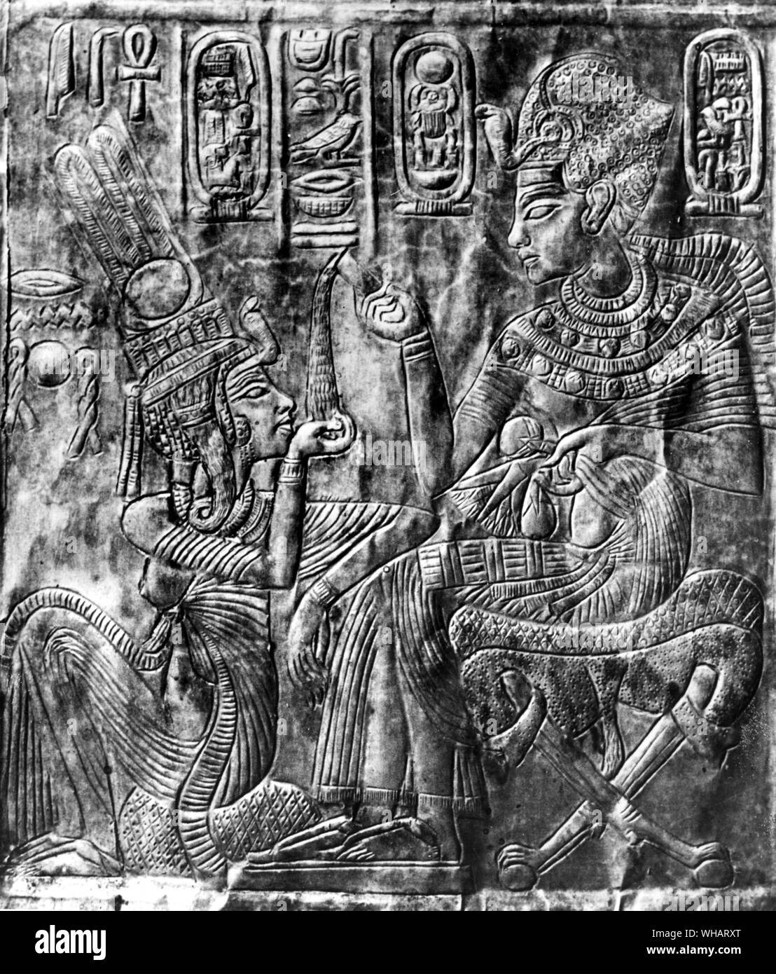 X sgabello gamba con piede di Lion. il sollievo di Tutankhamon e sua moglie Foto Stock