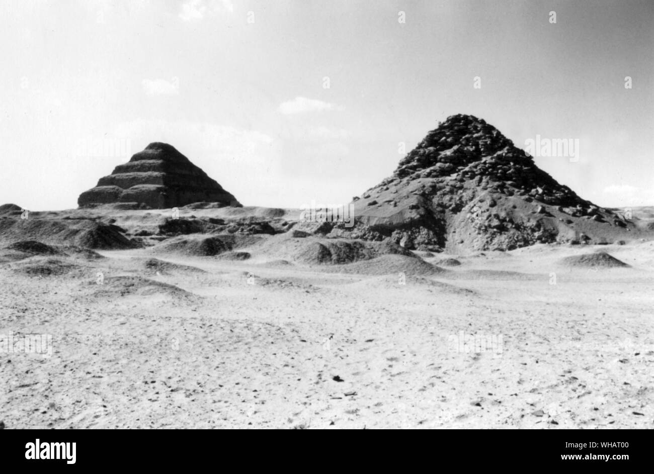 Passo Piramide di Zoser, Sakkara. Dinastia III c 2650 BC. Attraverso la grande corte della piramide complesso di Djoser (Zoser) (2667 - 2648] BC), il secondo re della III dinastia, sorge il passo piramide, situato a Saqqara vicino al giorno moderno Il Cairo. Si ritiene che sia stato creato da un uomo, Imhotep. Egli è stato chiamato medico, salvia, architetto, astronomo e Sommo Sacerdote. Durante uno scavo nel 1924-26, un piedistallo di una statua di Djoser (Zoser) è stata trovata. Questo complesso rappresenta il primo grande lavoro in pietra. Che è, a meno che non vi siano altre opere che devono ancora essere trovati. . . Foto Stock