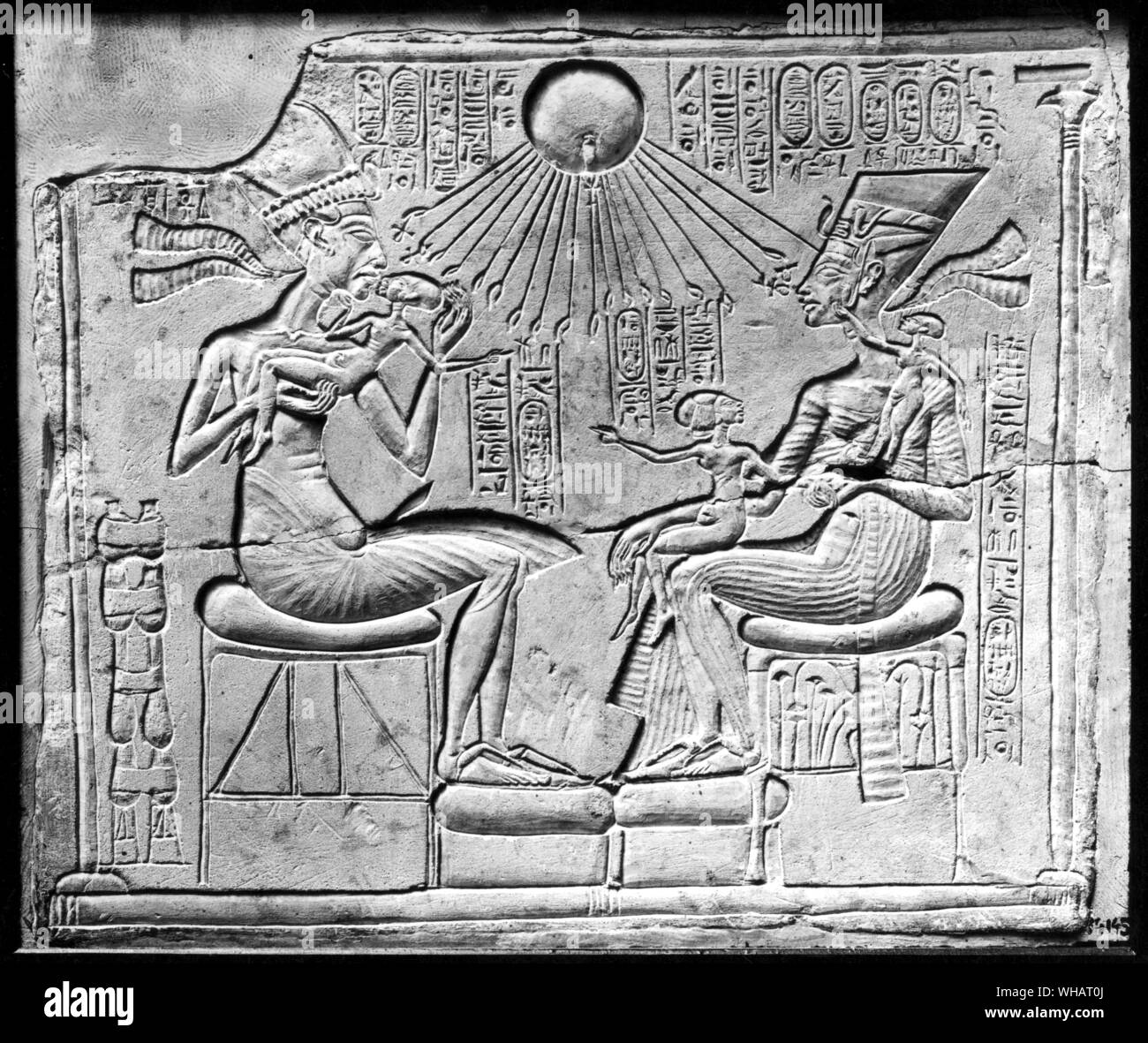 Il Manifesto del culto solare di Amarna. I sovrani e tre principesse sotto il benefico influsso del globo. Calcare. Tutankhamon da Christiane Desroches Noblecourt, pagina 164. Foto Stock