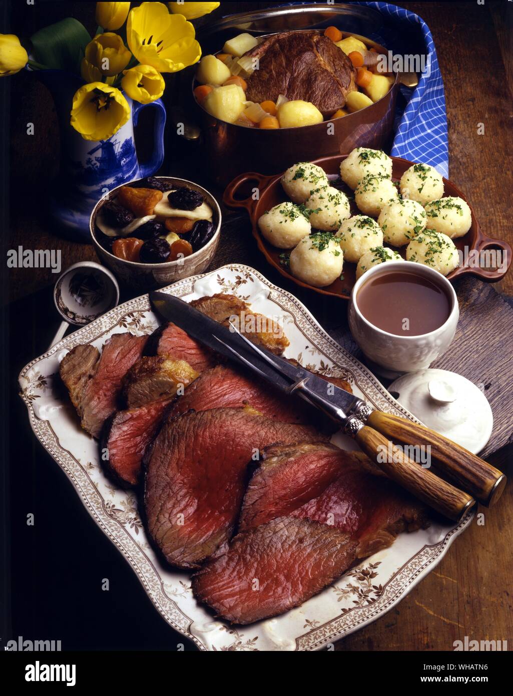 Cucina internazionale di Robin Howe. Top, bollito di manzo una verdura. Hutspot, Olanda.. Fondo di manzo speziato.. Sauerbraten, Germania.. Foto Stock