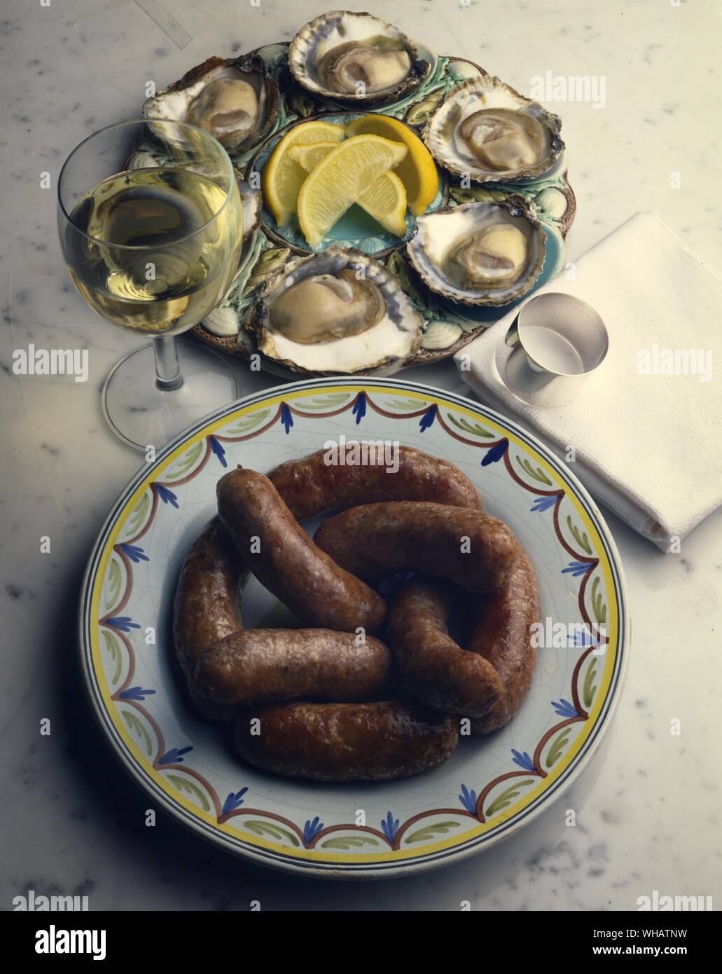 Cucina internazionale . Top, ostriche sul semiguscio.. Bretagna.. . Fondo, ostriche con salsicce.. Les Huitres a La Bordelaise, Francia.. . Foto Stock Cucina internazionale . Top, ostriche sul semiguscio.. Bretagna.. . Fondo, ostriche con salsicce.. Les Huitres a La Bordelaise, Francia.. . Foto Stock
