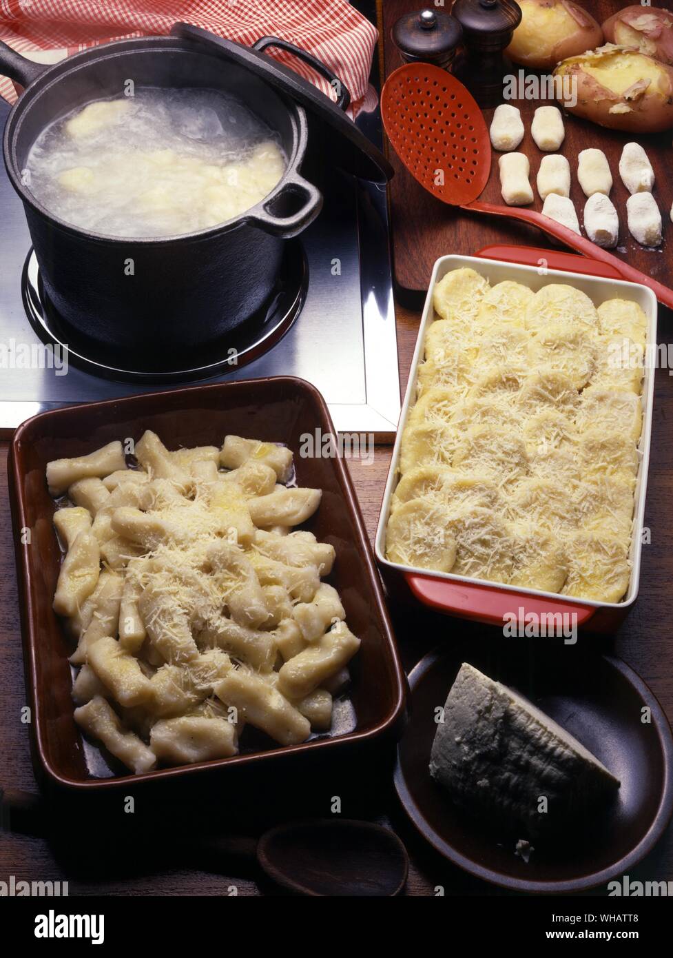 La cucina italiana . . A SINISTRA.. Gnocchi di patate. Gli gnocchi di patate. . Gnocchi di Romagna.. Foto Stock