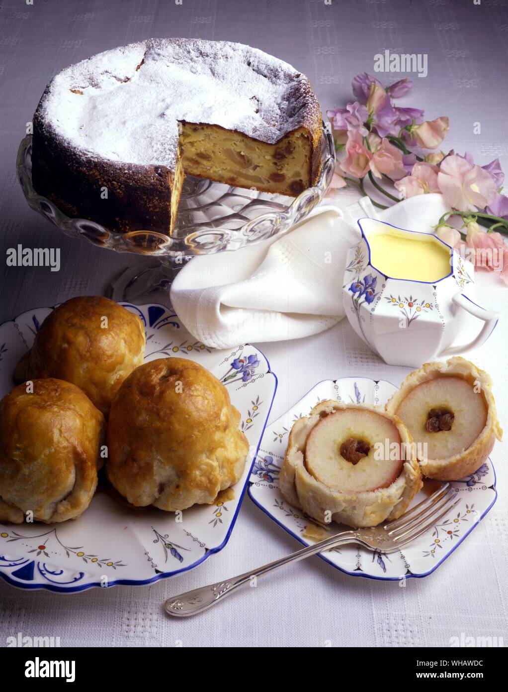 Cucina internazionale . Top, Apple e Torta di ricotta.. Melarancia, Italia.. . Fondo, gnocco di Apple. Bretagna. Foto Stock