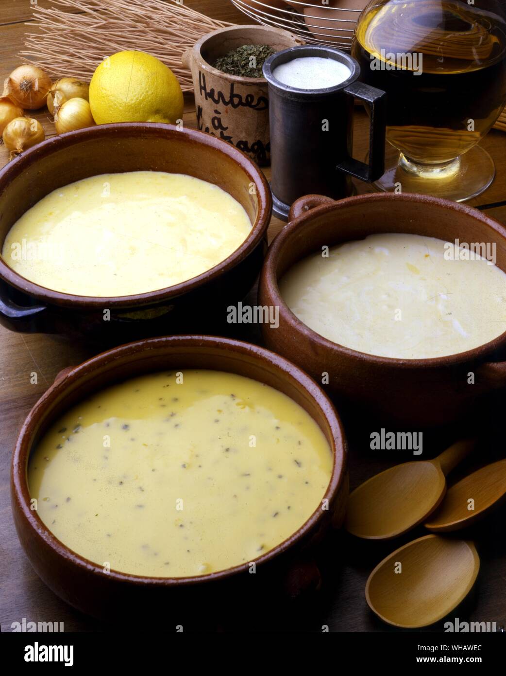 Ricette francesi . . A destra in senso orario. Salsa hollandaise.. Burro e uova Salsa.. . Salsa Mousseline.. Cremoso hollandaise.. . La salsa Bearnaise.. Uovo e salsa di dragoncello.. . Foto Stock