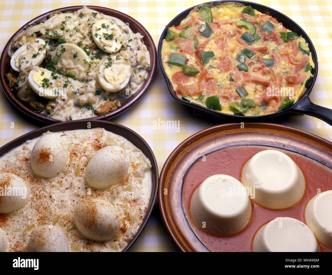 Oeufs normande. Uova con cipolle cozze e crema. . Piperade basquaise. Uova con verde peper pomodori e cipolle. . Oeufs soubise. Uova con cipolla salsa alla panna. . Supremes au fromage. Uovo creme con formaggio Foto Stock