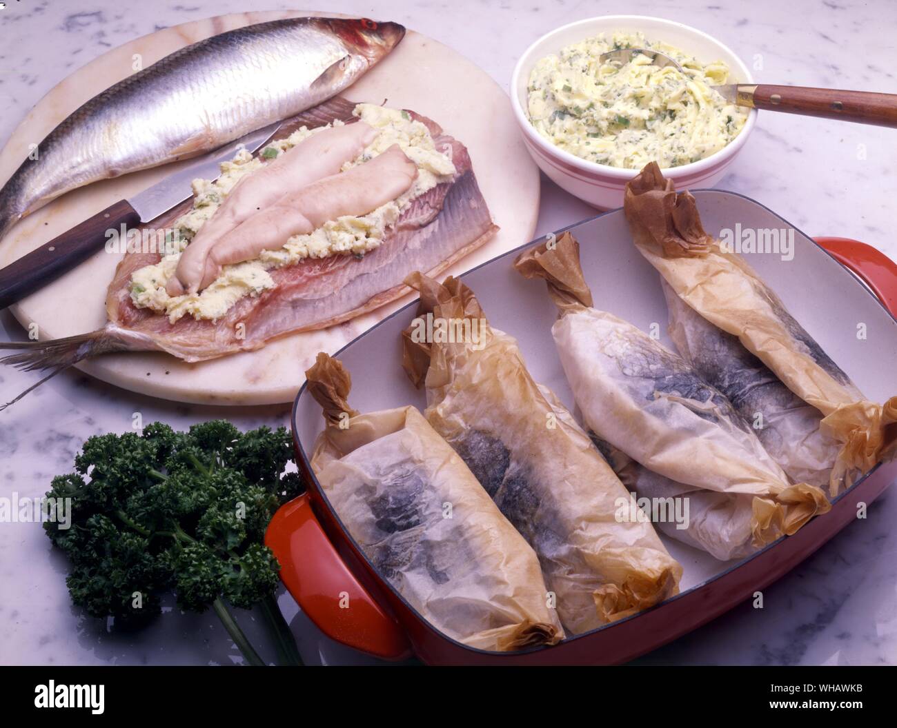 Farcis herengs en papillotes. ripiene al forno aringhe in pacchi Foto Stock