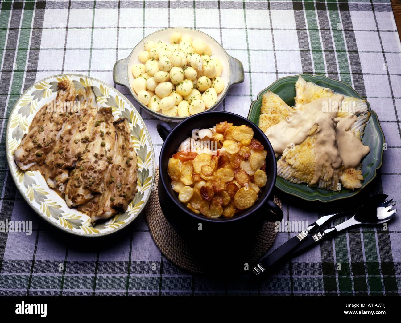 Poisson a la Moutarde. Filetti di Sogliola Limanda Merlano Passera di mare o altri pesci bianchi con mostarda. . Ragù de poisson. casseruola di pesce. . Raie a la crema. Struttura di pattino con salsa alla panna Foto Stock