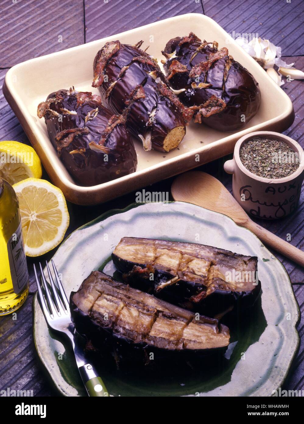 La cucina francese da Eileen Reece.. . Melanzane En Gigot.. Melanzane al forno, a caldo o a freddo. Foto Stock