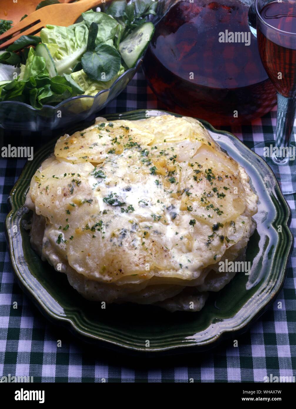 Pommes de terre a l'Ail. Patate con aglio e formaggio Foto Stock