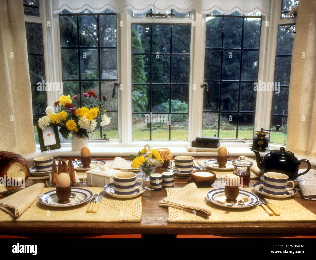 La tabella prevista per la prima colazione. uova sode Foto Stock