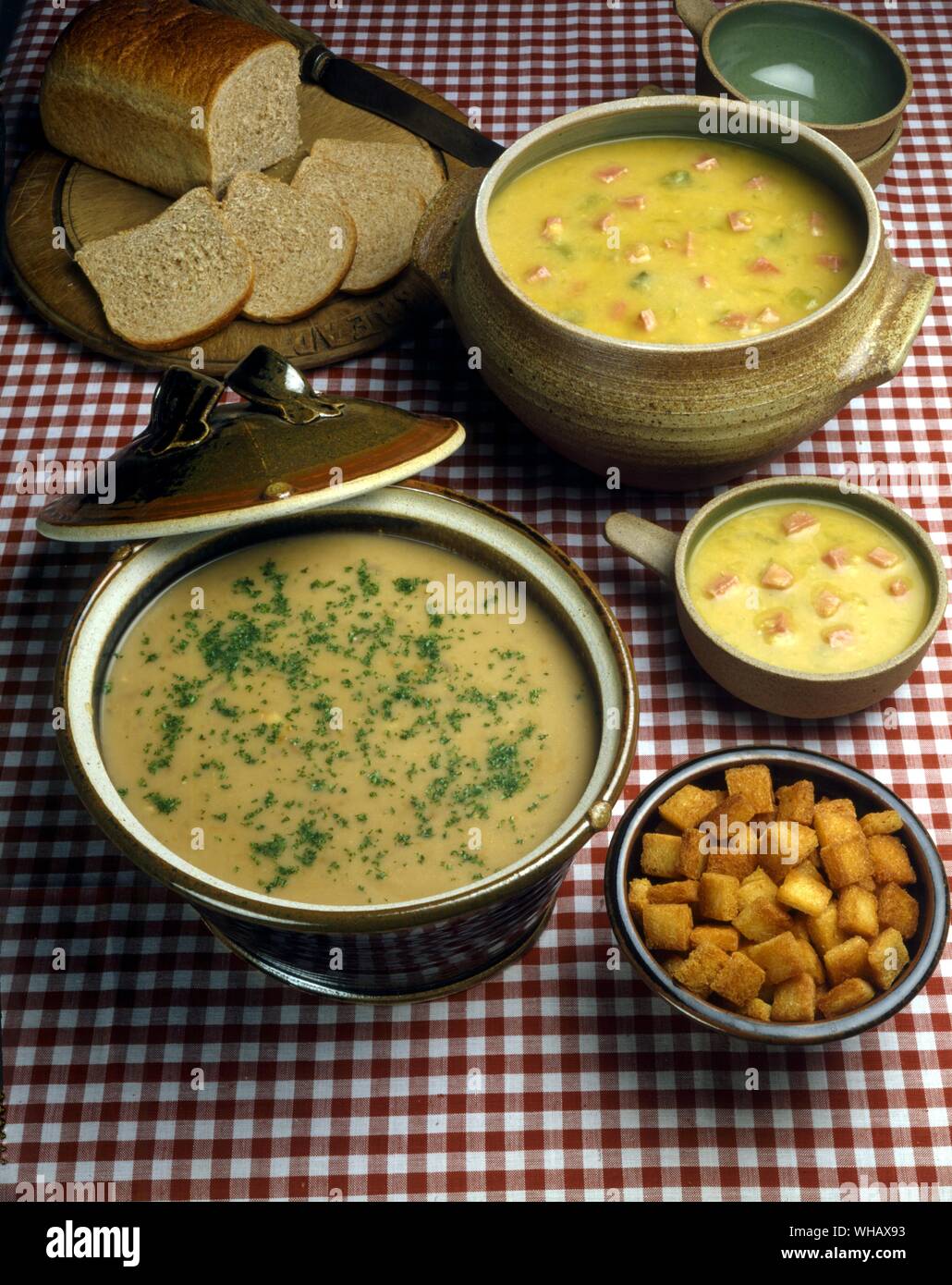 Golden zuppa di piselli. Zuppa Tattie Scozzese tradizionale minestra contadina Foto Stock