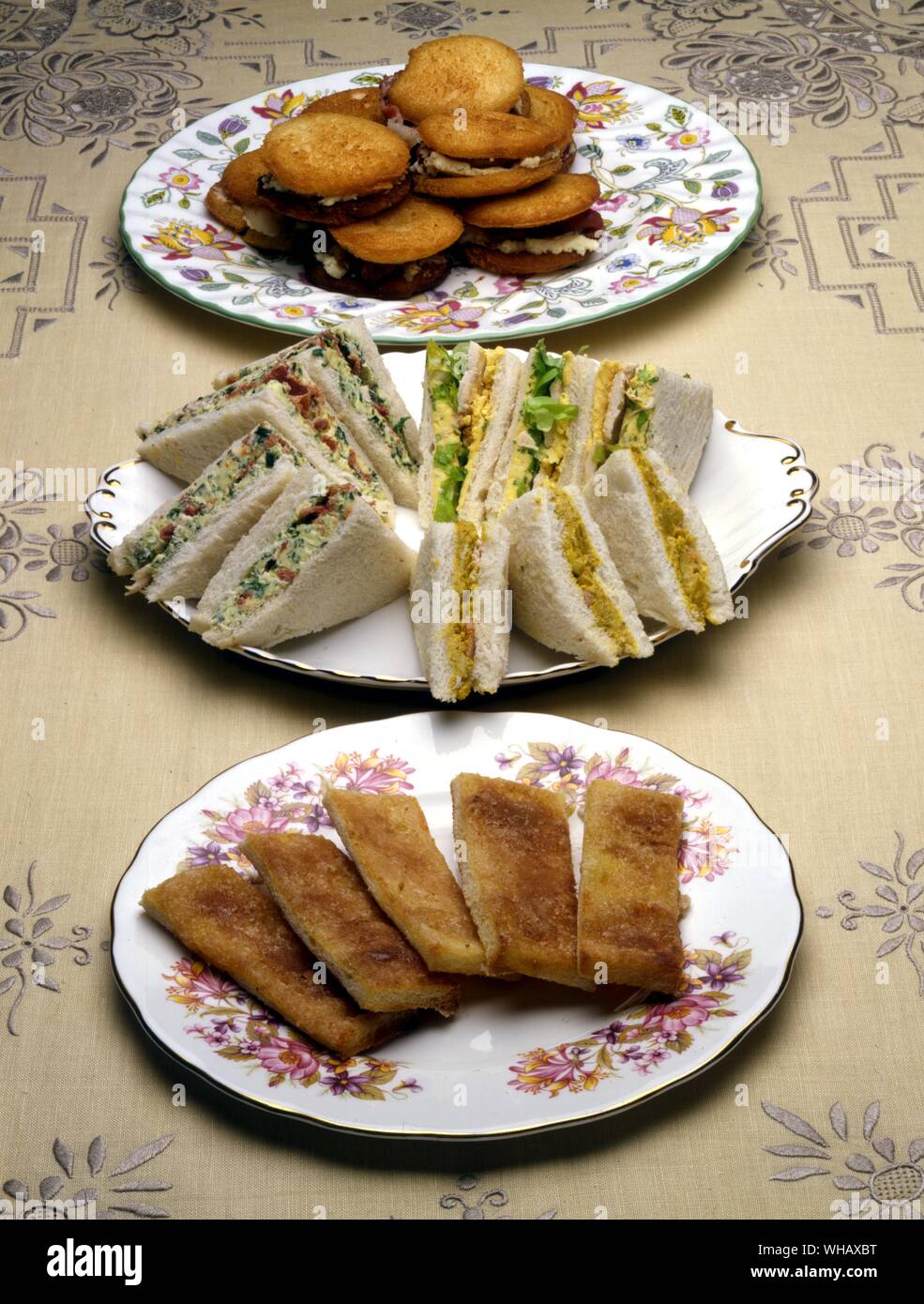 Adalaide panini farciti acciuga di pancetta e formaggio. Wyvern's Edward sandwich di pollo e lingua. Uovo panini. Cinnamon Toast Foto Stock