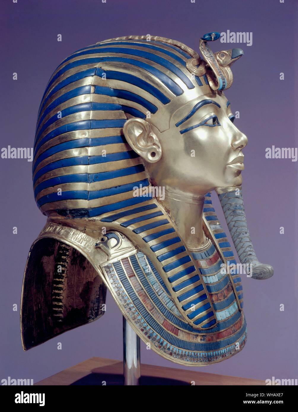 Tutankhamon - Tut Pl. 26 (XXVI) oro maschera (trovato da Howard Carter) Tutankhamon la maschera funeraria in oro massiccio, intarsiato con pietre semipreziose e pasta di vetro. Tukankhamen, da Christiane Desroches Noblecourt, la maschera di Tutankhamon della mummia è ora una famosa icona di Antico Egitto - close-up di Tutankhamun's caratteristiche facciali come rappresentato dal XVIII dinastia artigiani del giovane re della maschera di morte. L egittologo Howard Carter (impiegato da Lord Carnarvon) scoperto Tutankhamon la tomba (poiché designato KV62) nella Valle dei Re il 4 novembre 1922 vicino all'ingresso della tomba di Foto Stock