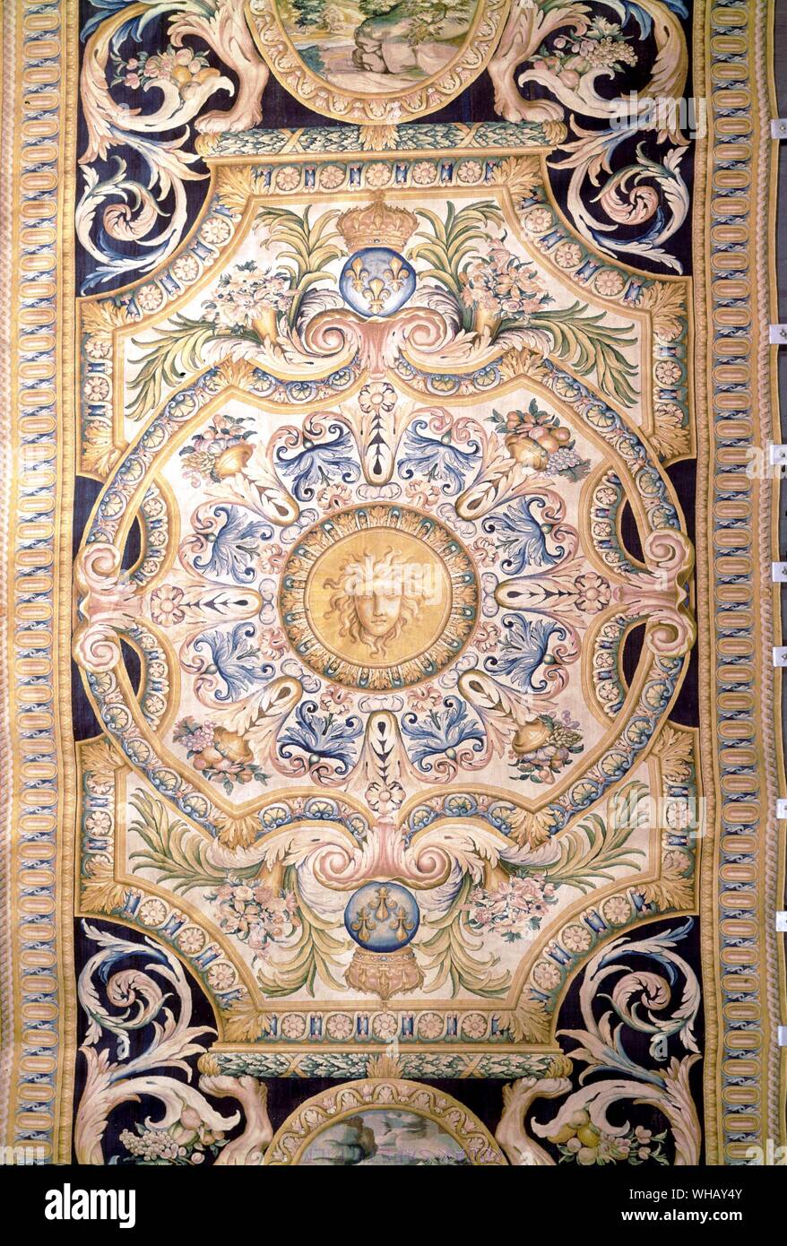 Dettaglio di un Savonnerie tappeti per la Grande Galerie del Louvre di Parigi, Francia. Il Re Sole da Nancy Mitford, pagina 113. Nel 1608 Henry IV ha avviato la produzione francese di stile turco tappeti sotto la direzione di Pierre Dupont. Questa produzione è stata ben presto si trasferì a la Savonnerie Factory a Chaillot appena ad ovest di Parigi. La prima, ben noto gruppo prodotto da la Savonnerie, poi sotto la direzione di Simone Lourdet sono i cosiddetti Louis XIII tappeti. Questo è un termine improprio, tuttavia, come essi sono stati prodotti nei primi anni di Luigi XIV il suo regno (circa 1743-1761). I disegni sono basati Foto Stock Dettaglio di un Savonnerie tappeti per la Grande Galerie del Louvre di Parigi, Francia. Il Re Sole da Nancy Mitford, pagina 113. Nel 1608 Henry IV ha avviato la produzione francese di stile turco tappeti sotto la direzione di Pierre Dupont. Questa produzione è stata ben presto si trasferì a la Savonnerie Factory a Chaillot appena ad ovest di Parigi. La prima, ben noto gruppo prodotto da la Savonnerie, poi sotto la direzione di Simone Lourdet sono i cosiddetti Louis XIII tappeti. Questo è un termine improprio, tuttavia, come essi sono stati prodotti nei primi anni di Luigi XIV il suo regno (circa 1743-1761). I disegni sono basati Foto Stock