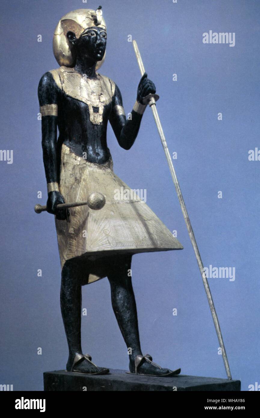 Uno dei due la vita statue a grandezza naturale del re di legno nero con applicato il gesso dorato. Tukankhamen, da Christiane Desroches Noblecourt, pagina 1.. Due statue sono state scoperte nell'anticamera della tomba reale, affacciati su entrambi i lati dell'ingresso sigillato alla camera di sepoltura. Le statue di raffinata artigianalità sono sorprendenti in entrambi la loro vita-dimensioni e la finitura nera della pelle, rivelando la specialità dell'artista che ha saputo investire le loro caratteristiche con un senso di quasi il potere soprannaturale essi brandita come custodi della camera di sepoltura. La pelle nera Foto Stock