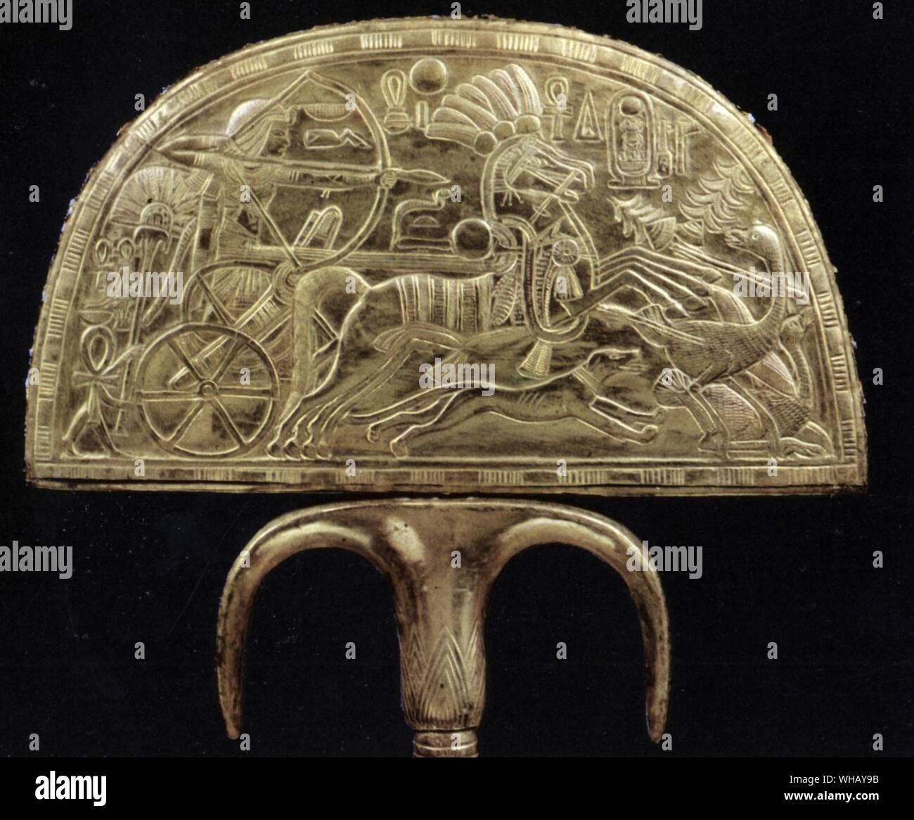 Il re della frusta di Mosca. La parte anteriore presenta il re a caccia di struzzi. Tukankhamen, da Christiane Desroches Noblecourt, pagina 92. Foto Stock